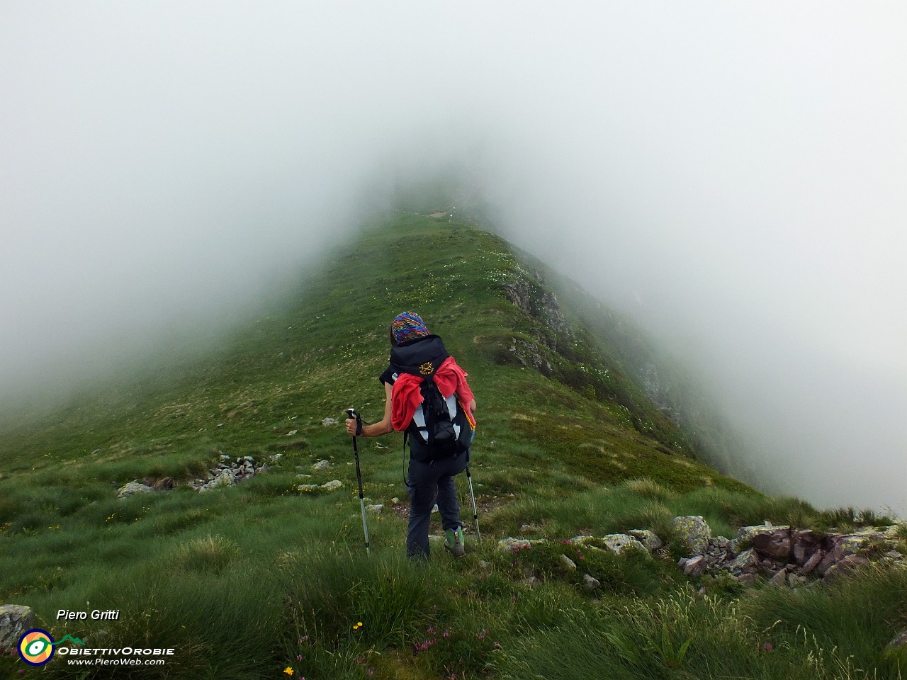 35 Nel bel mezzo della nebbia che sale dai due versanti....JPG